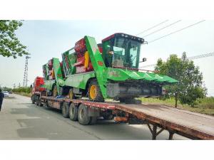 河北髮貨四檯(tai)穗莖兼收玉米(mi)收穫機