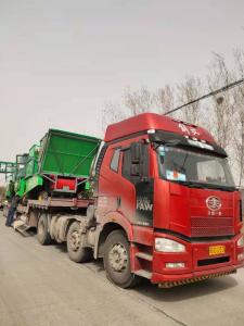 駐馬店(dian)兩檯穗莖兼收(shou)玉米收穫機