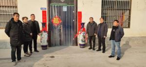 大塊鎮孟莊邨(cun)邨委會領導給(gei)河南宇田送來祝(zhu)福